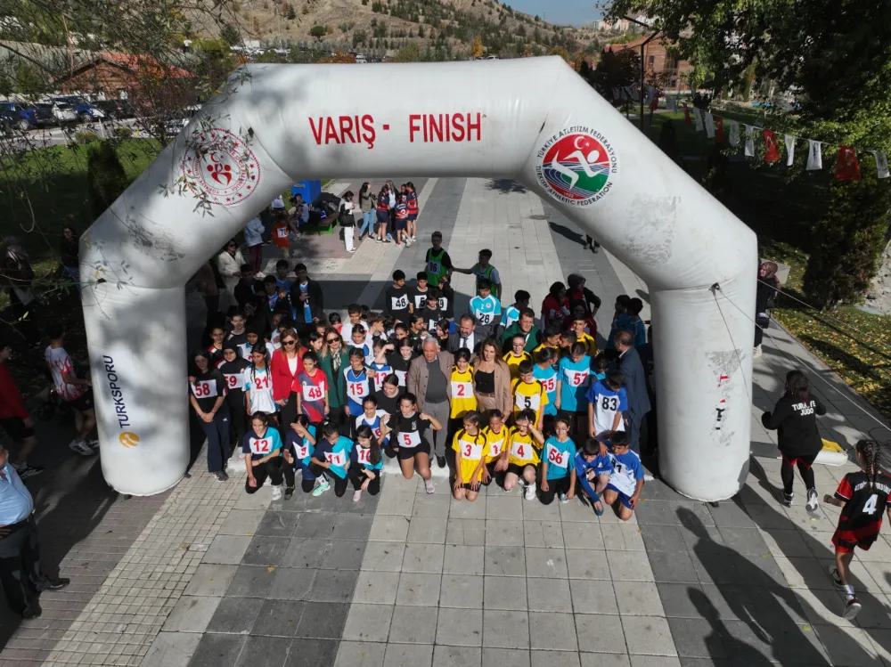 Mamak’ta öğrenciler Cumhuriyet için koştu