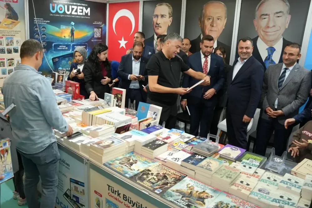 Ankara Kitap Fuarında Ankara Ülkü Ocakları standına akın 