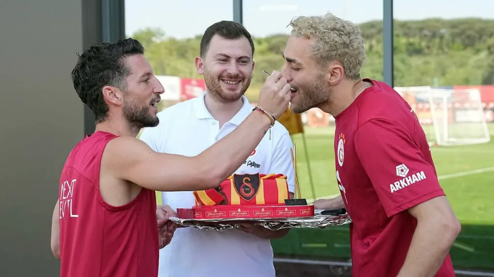 Doğum günü pastası Dries Mertens