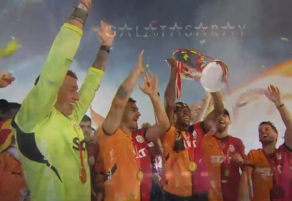 Beş yıldızlı şampiyon Galatasaray kupasını 1 milyon taraftarı ile aldı