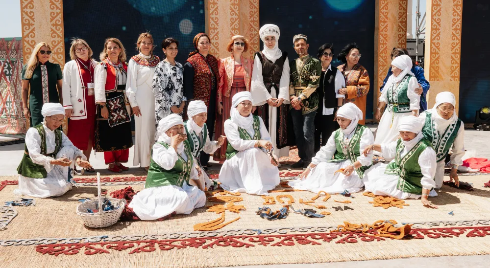 Türk el sanatları ustalarından ortak keçe çalışması