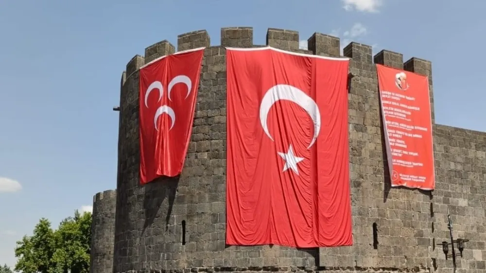 Üç Hilal Diyar-ı Bekir burçlarında 