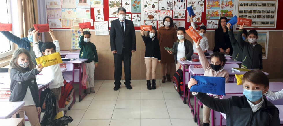 Öğretmen ve öğrencilere 30 bin sağlık seti